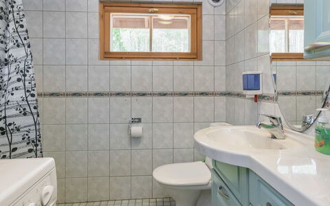 Vuorilahti: Salle De Bains, Lavabo, Luminaire Plomberie, Design Intérieur, Sol, Évier, Sol, Robinet, Plomberie, Toilette