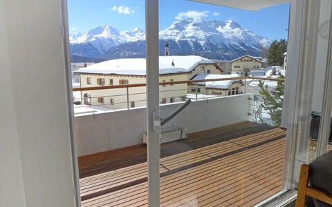 Chesa sur Puoz 7: Propriété, Pièce, Fenêtre, Immobilier, Maison, Verre, Design Intérieur, Bâtiment, Daylighting, Traitement De Fenetre