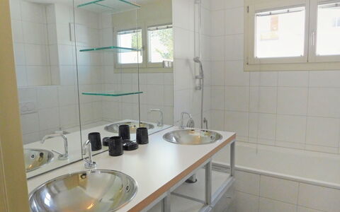 Chesa sur Puoz 7: Salle De Bains, Propriété, Pièce, Évier, Tuile, Luminaire Plomberie, Lavabo, Robinet, Armoire De Toilette, Bâtiment