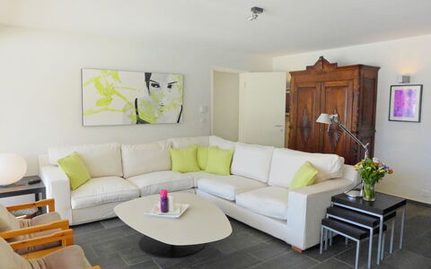 Chesa sur Puoz 7: Salon, Meubles, Pièce, Propriété, Design Intérieur, Bâtiment, Canapé, Jaune, Maison, Mur