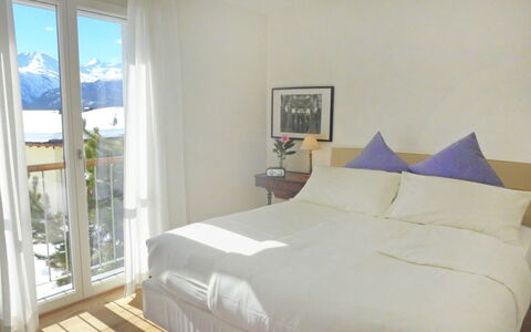 Chesa sur Puoz 7: Chambre, Lit, Meubles, Pièce, Propriété, Cadre De Lit, Drap De Lit, Sol, Literie, Design Intérieur