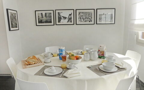 Chesa sur Puoz 7: Pièce, Propriété, Table, Salle À Manger, Meubles, Design Intérieur, Restaurant, Repas, Petit Déjeuner, Bâtiment