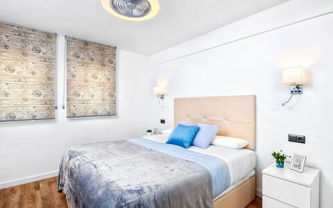 Lola Playa: Meubles, Propriété, Bleu Azur, Confort, Bâtiment, Bois, Textile, Sol, Design Intérieur, Fenêtre