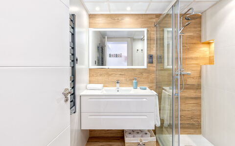 Lola Playa: Robinet, Bâtiment, Luminaire Plomberie, Miroir, Salle De Bains, Bois, Évier, Lavabo, Sol