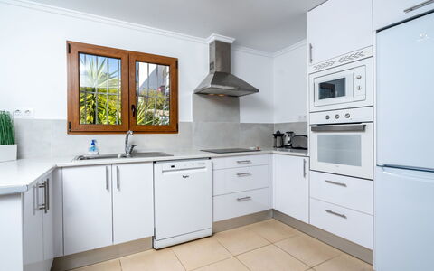 Aurelie: Propriété, Pièce, Meubles, Cuisine, Cabinetry, Comptoir, Bâtiment, Design Intérieur, Maison, Sol
