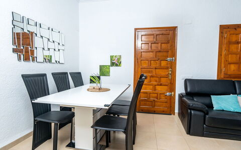 Aurelie: Meubles, Pièce, Propriété, Design Intérieur, Table, Salle À Manger, Mur, Bâtiment, Sol, Chaise