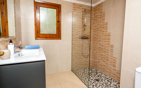 Aurelie: Salle De Bains, Pièce, Propriété, Tuile, Sol, Design Intérieur, Mur, Immobilier, Bâtiment, Porte
