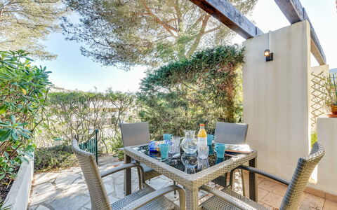 Mas de la Plage: Propriété, Immobilier, Maison, Pièce, Bâtiment, Table, Chalet, Domicile, Arrière-Cour, Vacances