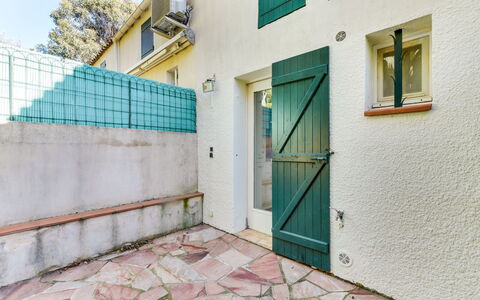 Mas de la Plage: Bleu, Propriété, Vert, Turquoise, Mur, Jaune, Maison, Architecture, Immobilier, Bâtiment