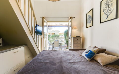 Mas de la Plage: Chambre, Propriété, Pièce, Meubles, Lit, Design Intérieur, Plafond, Drap De Lit, Sol, Mur