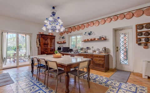 Giulia: Table, Propriété, Meubles, Cadre, Bleu Azur, Bois, Bâtiment, Design Intérieur, Chaise