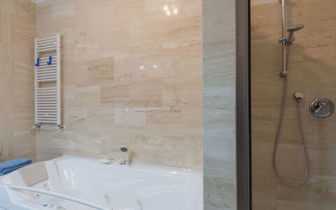 Giulia: Luminaire Plomberie, Robinet, Baignoire, Tete De Douche, Salle De Bains, Rectangle, Douche, Sol