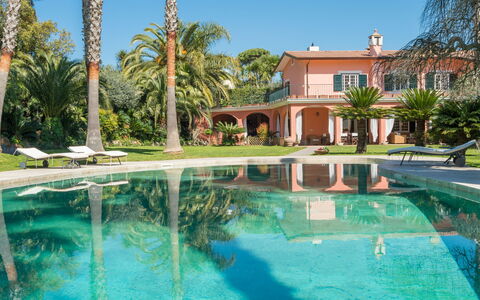 Giulia: L'Eau, Ciel, Plante, Propriété, Arbre, Bâtiment, Bleu Azur, Piscine, Arecales, Loisir