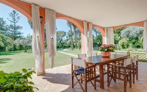 Giulia: Plante, Meubles, Table, Bâtiment, Arbre, Ombre, Bois, Pot De Fleur, Chaise, Table Cuisine Et Salle A Manger