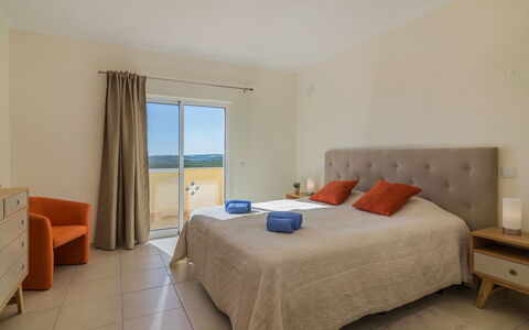 Vila Caravela: Chambre, Pièce, Meubles, Lit, Propriété, Drap De Lit, Design Intérieur, Sol, Cadre De Lit, Mur