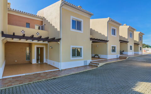 Vila Caravela: Ciel, Fenêtre, Bâtiment, Bleu Azur, Ombre, Maison, Design Urbain, Surface De La Route, Asphalte