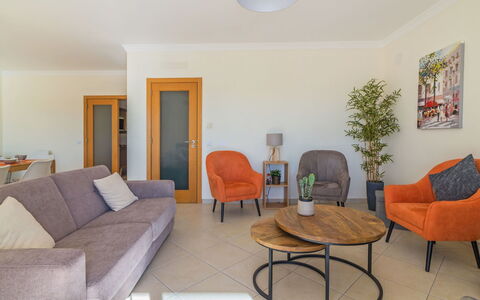 Vila Caravela: Pièce, Salon, Propriété, Meubles, Design Intérieur, Table, Maison, Bâtiment, Immobilier, Sol