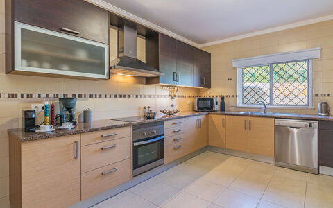 Vila Caravela: Propriété, Pièce, Cuisine, Cabinetry, Meubles, Immobilier, Bâtiment, Maison, Jaune, Comptoir