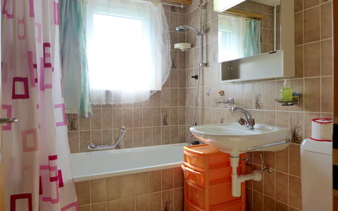 Saskia: Marron, Miroir, Robinet, Évier, Luminaire Plomberie, Propriété, Lavabo, Salle De Bains, Violet, Bâtiment