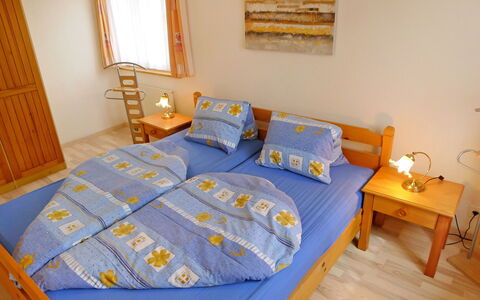 Saskia: Chambre, Lit, Pièce, Meubles, Drap De Lit, Propriété, Literie, Cadre De Lit, Sol, Design Intérieur