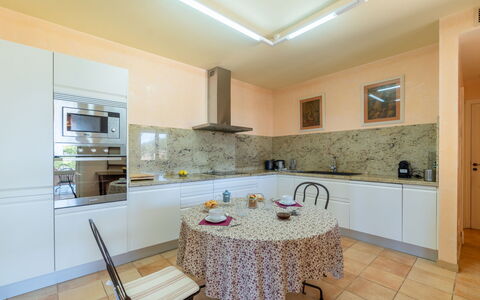 Son Maguet: Comptoir, Cabinetry, Meubles, Luminaire Plomberie, Robinet, Bois, Table, Design Intérieur, Sol, Cuisine