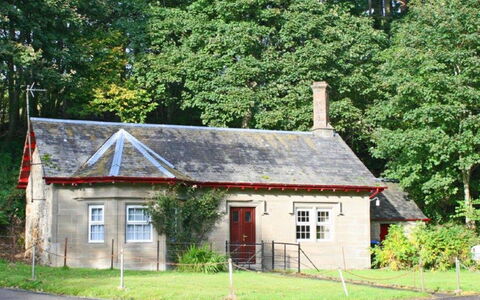 Craigton Cottage: Plante, Bâtiment, Fenêtre, Arbre, Maison, Lot Terre, Chalet, Zone Résidentielle, Immobilier, Paysage