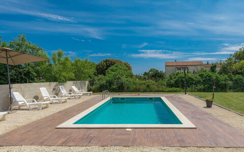 Alma: L'Eau, Nuage, Ciel, Jour, Propriété, Plante, Bleu Azur, Piscine, Bleu, Rectangle