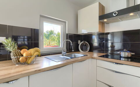 Alma: Cabinetry, Robinet, Evier, Comptoir, Propriété, Évier, Plante, Luminaire Plomberie, Cuisine, Cuisinière