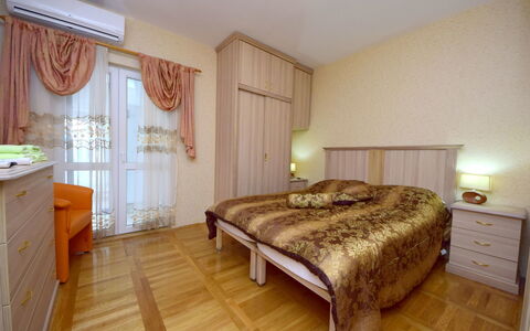 Ojdana: Meubles, Propriété, Bâtiment, Cabinetry, Confort, Bois, Fenêtre, Textile, Éclairage