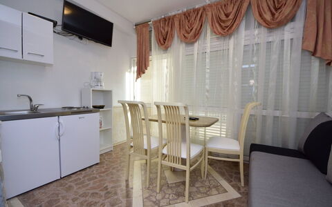 Ojdana: Propriété, Cabinetry, Comptoir, Évier, Bois, Rideau, Appareil De Cuisine, Cuisinière, Design Intérieur, Table