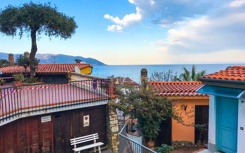 Il Geranio Sant'elmo - Diano Marina: Ciel, Propriété, Maison, Bâtiment, Toit, Domicile, Ville, Immobilier, Architecture, Bleu Azur