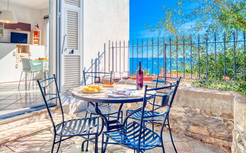 Il Geranio Sant'elmo - Diano Marina: Meubles, Table, Propriété, Immobilier, Chaise, Pièce, Design Intérieur, Bâtiment, Maison, Salle À Manger