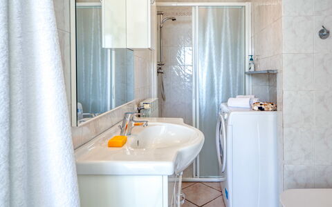 Il Geranio Sant'elmo - Diano Marina: Salle De Bains, Propriété, Pièce, Tuile, Mur, Design Intérieur, Luminaire Plomberie, Rideau, Accessoire Salle De Bain, Matériel De La Propriété