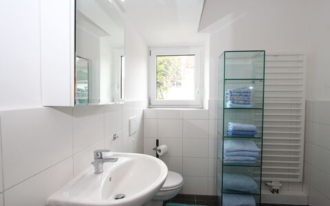 Isolde: Salle De Bains, Pièce, Propriété, Design Intérieur, Luminaire Plomberie, Bâtiment, Immobilier, Architecture, Maison, Armoire De Toilette