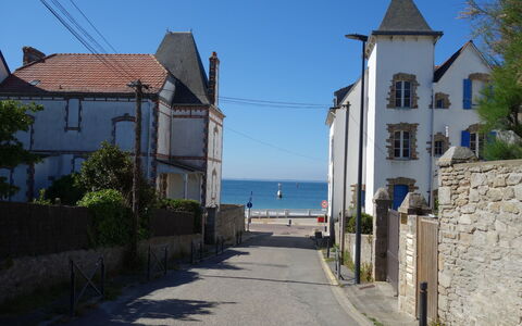 Les Terrasses de la Plage: Ciel, Bâtiment, Plante, Fenêtre, Maison, Surface De La Route, Éclairage, Éclairage Public, Arbre, Quartier