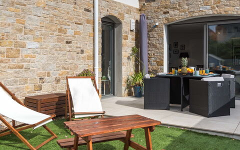 Les Terrasses de la Plage: Meubles, Propriété, Pièce, Table, Bâtiment, Maison, Design Intérieur, Mur, Brique, Domicile