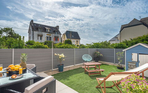 Les Terrasses de la Plage: Propriété, Zone Résidentielle, Domicile, Maison, Immobilier, Bâtiment, Toit, Architecture, Ciel, Arrière-Cour