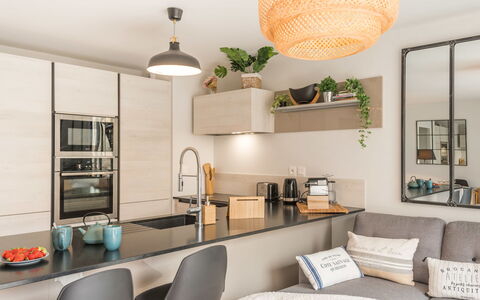 Les Terrasses de la Plage: Pièce, Meubles, Design Intérieur, Salon, Propriété, Bâtiment, Plafond, Table, Orange, Mur