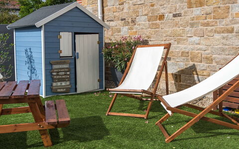 Les Terrasses de la Plage: Cour, Herbe, Arrière-Cour, Meubles, Propriété, Chaise, Mobilier De Jardin, Chalet, Chaise Pliante, Maison
