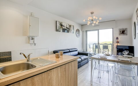 Arcachon 241: Propriété, Pièce, Salle De Bains, Meubles, Design Intérieur, Comptoir, Évier, Bâtiment, Sol, Maison