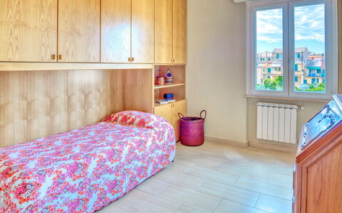Giulia Apartment 2 - Levanto: Pièce, Meubles, Chambre, Propriété, Drap De Lit, Sol, Design Intérieur, Lit, Mur, Bâtiment