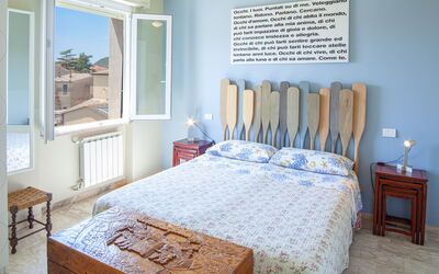 Giulia Apartment 2 - Levanto: Meubles, Propriété, Bleu, Bleu Azur, Bois, Confort, Fenêtre, Design Intérieur, Table, Architecture