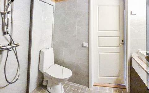 Riekonraito A1: Siège De Toilette, Salle De Bains, Toilette, Sol, Luminaire Plomberie, Mur, Sol, Design Intérieur, Lavabo, Plomberie
