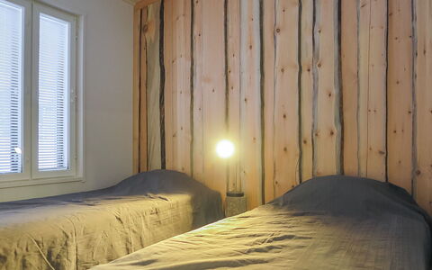 Hilla B: Mur, Chambre, Bois, Lit, Drap De Lit, Design Intérieur, Sol, Literie, Sol, Éclairage