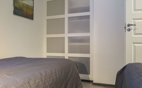 Hilla B: Chambre, Bois, Sol, Sol, Design Intérieur, Lit, Pièce, Meubles, Literie, Drap De Lit