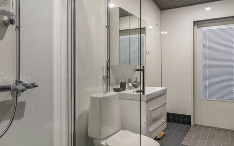 Hilla B: Salle De Bains, Luminaire Plomberie, Mur, Sol, Design Intérieur, Siège De Toilette, Toilette, Plafond, Sol, Évier