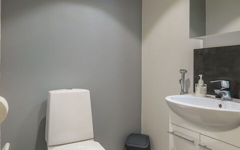 Hilla B: Siège De Toilette, Mur, Luminaire Plomberie, Toilette, Design Intérieur, Sol, Sol, Salle De Bains, Plomberie, Évier