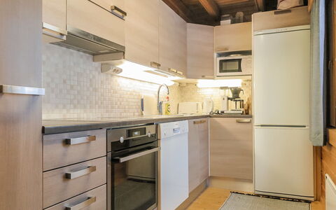 Keromaja: Appareil De Cuisine, Cuisine, Comptoir, Principaux Appliance, Sol, Cabinetry, Bois, Design Intérieur, Électroménager, Meubles
