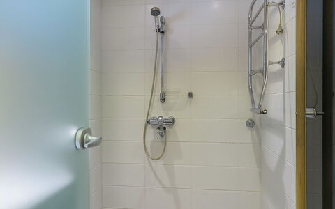 Keromaja: Salle De Bains, Luminaire Plomberie, Tete De Douche, Sol, Douche, Bar De Douche, Plomberie, Sol, Panneau De Douche