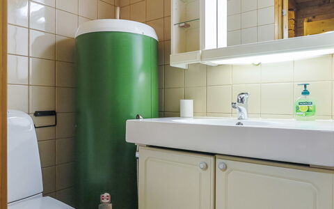 Keromaja: Salle De Bains, Luminaire Plomberie, Lavabo, Évier, Robinet, Sol, Design Intérieur, Toilette, Plomberie, Sol